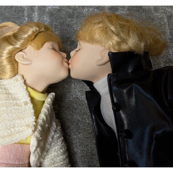 Geppeddo Porcelain Kissing Dolls JOHNNY & SUZY 1950's Sock Hop Style Ltd Edition - Picture 1 of 12